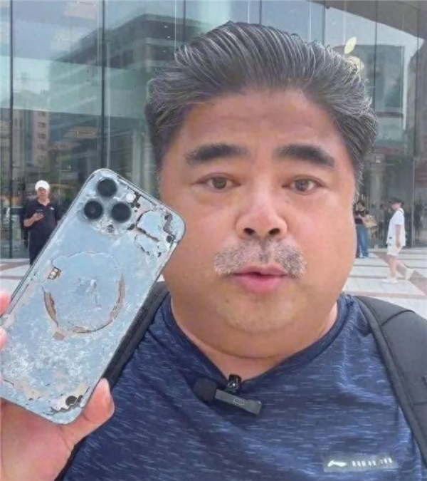 永生不买苹果！演员刘金怒摔iPhone非炒作：直播带货是自由 努力赚钱考虑换华为