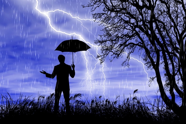 雷雨天女子在家录视频险被雷劈 当事人：没想到雷会这么近