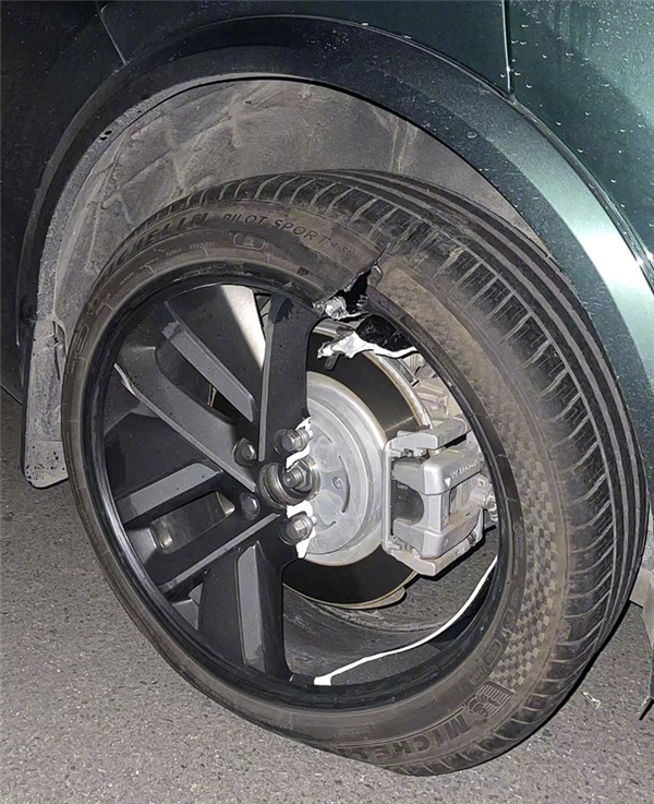 理想L9高速爆胎轮毂都没了一半！桥梁接缝处伸缩铁板露出：路政全赔