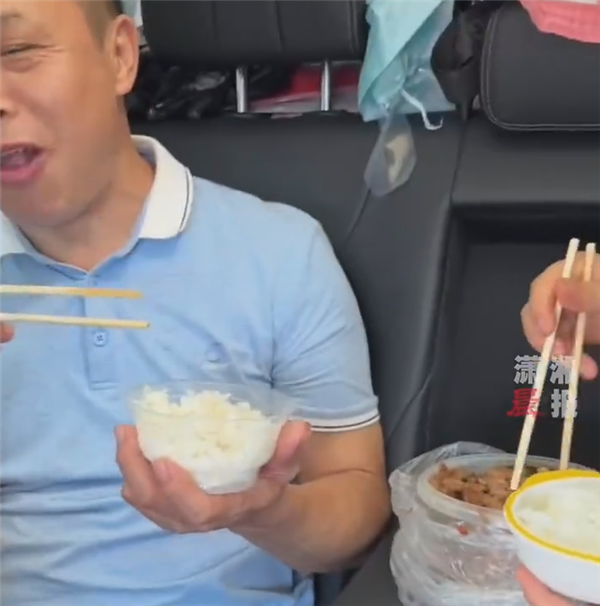 高速堵车饿肚子？有人车上带了一锅饭菜 那叫一个香啊