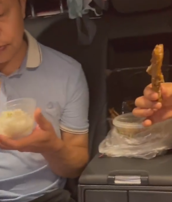高速堵车饿肚子？有人车上带了一锅饭菜 那叫一个香啊