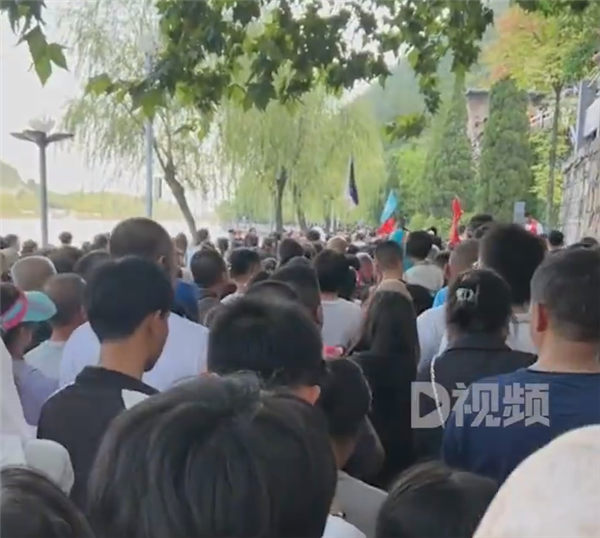 多地再现“拉链式”人墙：游客称在龙门石窟被挤到怀疑人生