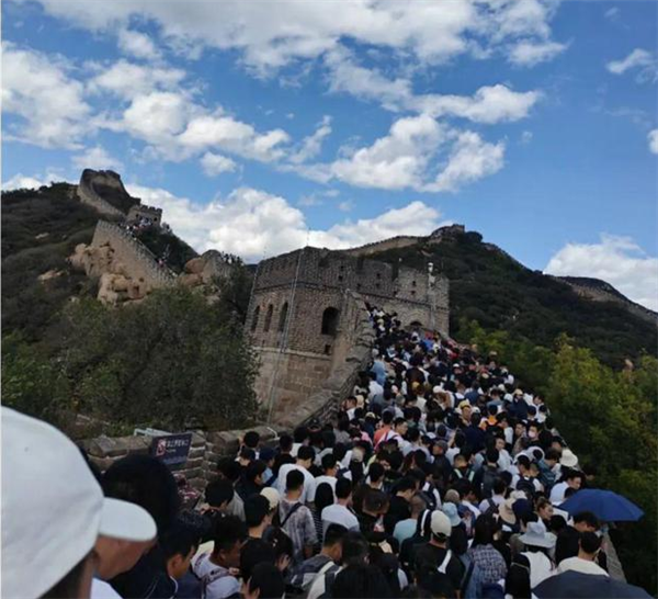 双节出游多夸张？兵马俑都被挤得没地方站了
