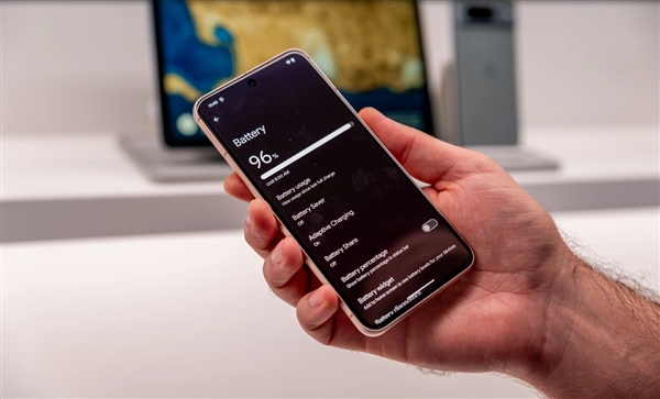 首发Android 14！新一代安卓“皇太子”谷歌Pixel 8/Pixel 8 Pro高清上手图赏