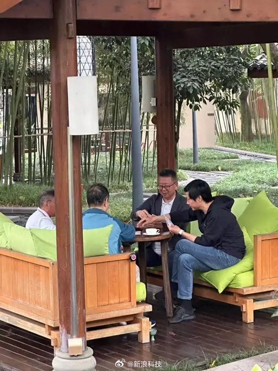 网友国庆在青城山偶遇雷军：与张旋龙、求伯君打“掼蛋”