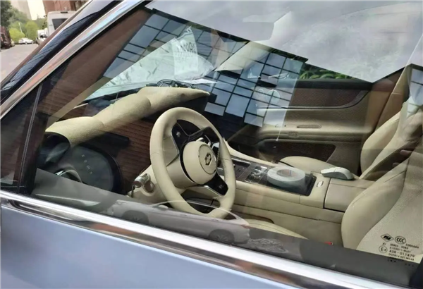 余承东口中1000万内最好的SUV！问界M9实车现身：全新配色上车