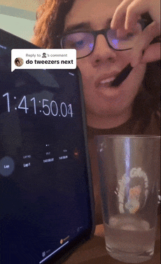 用筷子蘸着喝完一杯水要多久？小哥实测舌头都要麻了！