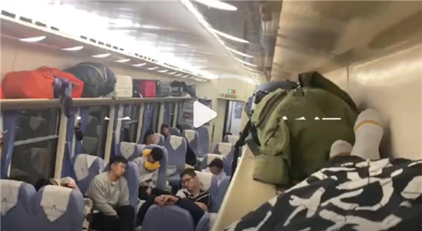 男子躺火车行李架上睡觉 称“舒服是自己给的”！官方通报