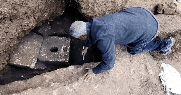 2700年前的富人厕所里 意外发现几个碗：可不是吃饭用的