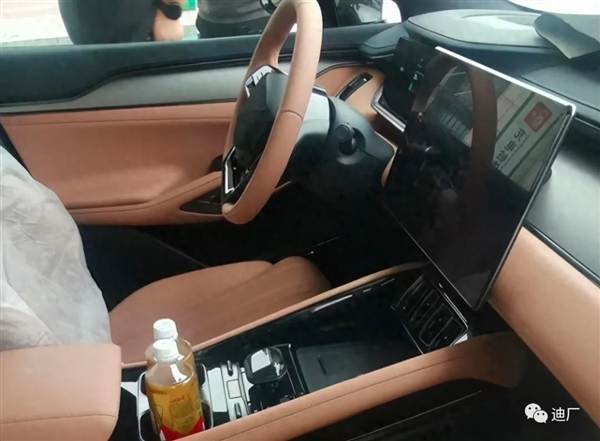 全新猎跑纯电SUV 比亚迪宋L实车再曝光：双色内饰挺豪华！