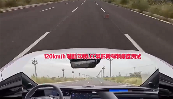 华为NCA救命！夜间高速行车突遇事故车辆：识别降速变道一气呵成