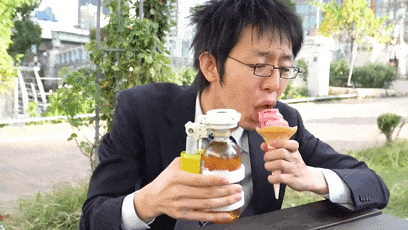 躺着玩手机砸脸怎么办：“百年难题”被日本小哥解决了！