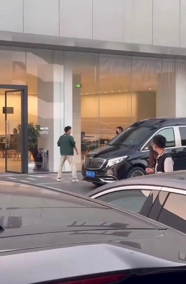 王思聪现身理想门店 被曝买了一台L9 网友：校长算是我车友了