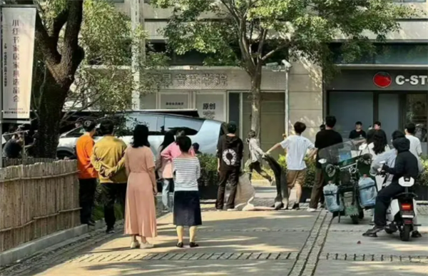 李想放言“50万以上销量第一”！理想旗舰MPV车型MEGA实车遭曝