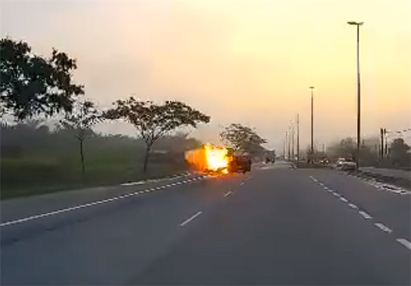 时速超百公里 一摩托撞上掉头货车：瞬间爆炸形成小型蘑菇云