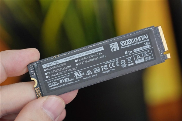 长江存储致态第一款4TB SSD！TiPlus 7100 4TB图赏