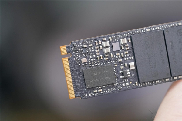 长江存储致态第一款4TB SSD！TiPlus 7100 4TB图赏