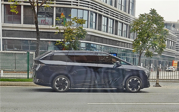 创始人称打造“年轻态MPV” 小鹏X9实车曝光：屁股设计重重叠叠