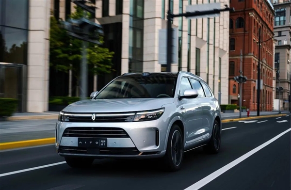 声援余承东 AITO汽车：问界智驾版AEB有多领先不用打听不用问！