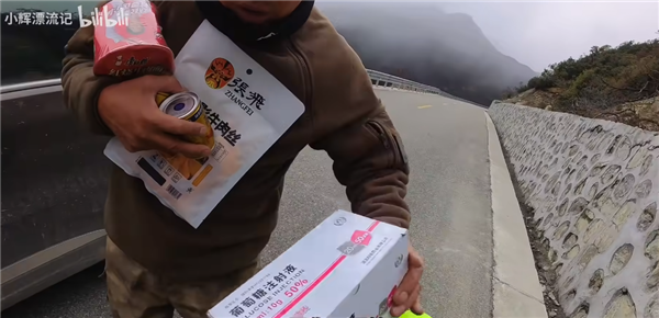 靠着一人一狗一单车：这哥们在B站上疯涨10万粉丝