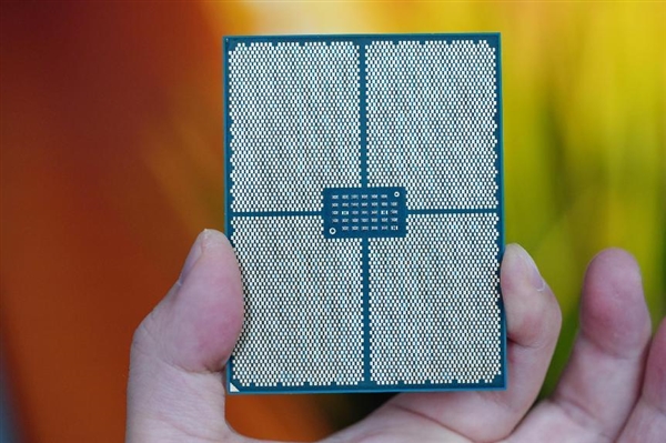 32核64线程！AMD锐龙线程撕裂者7970X处理器图赏