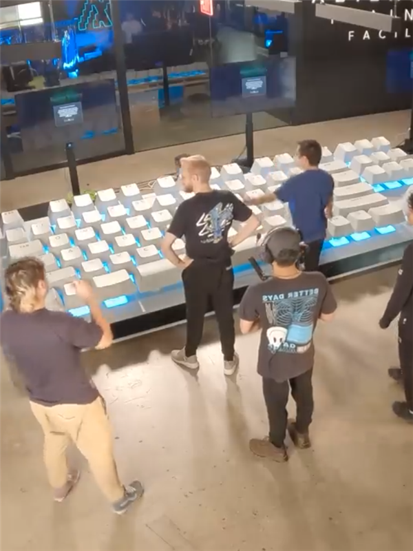 用世界最大的键盘打游戏 鼠标能当马骑：喷队友都更有气势了！