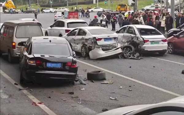 成都一特斯拉连撞11车 官方通报