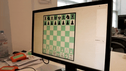 脑洞大开！俩小伙用电动肛塞作弊挑战职业象棋选手：还真行