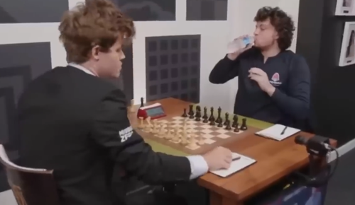 脑洞大开！俩小伙用电动肛塞作弊挑战职业象棋选手：还真行