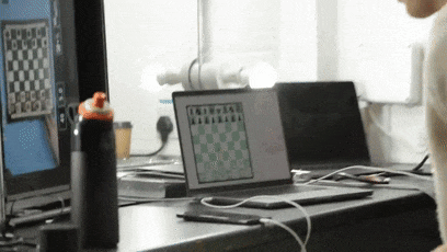 脑洞大开！俩小伙用电动肛塞作弊挑战职业象棋选手：还真行