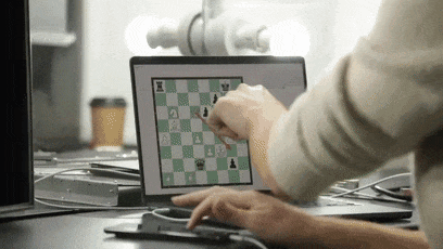 脑洞大开！俩小伙用电动肛塞作弊挑战职业象棋选手：还真行