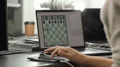 脑洞大开！俩小伙用电动肛塞作弊挑战职业象棋选手：还真行