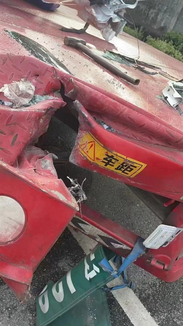 官方晒极氪009事故实战照片：遭大客车追尾车身不变形、A柱割开货车钢板