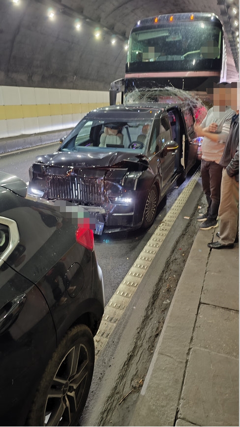 官方晒极氪009事故实战照片：遭大客车追尾车身不变形、A柱割开货车钢板