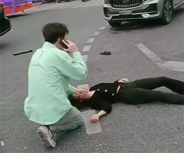 吉利星越L路口抢黄灯遇上闯红灯电动车：两女子被撞倒地不起