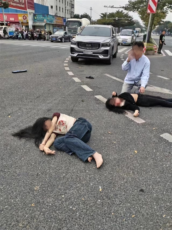 吉利星越L路口抢黄灯遇上闯红灯电动车：两女子被撞倒地不起