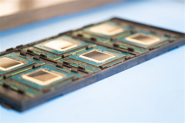 Intel正式发布五代至强：最多64核心/320MB三级缓存、省钱77％