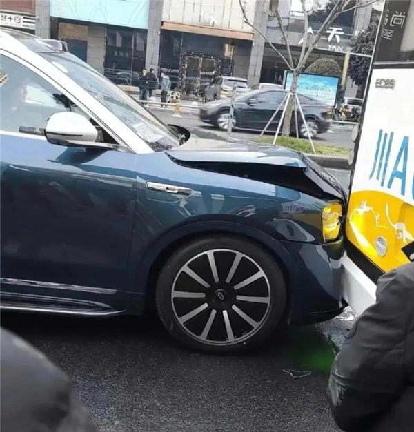 问界M9追尾公交车 赛力斯发布事故说明