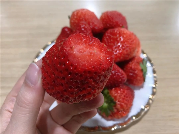谁说今年草莓价格腰斩 怎么我买的还是这么贵！