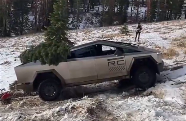 特斯拉Cybertruck雪地陷车：丰田皮卡成功救援