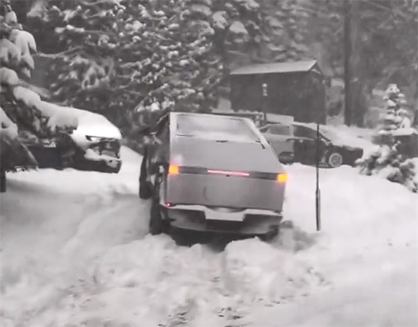 特斯拉Cybertruck雪地陷车：丰田皮卡成功救援