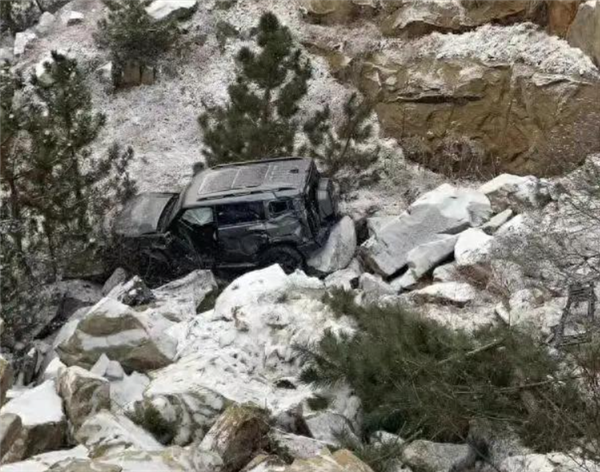 奇瑞捷途旅行者翻下山崖：硬派车身保住了乘员舱