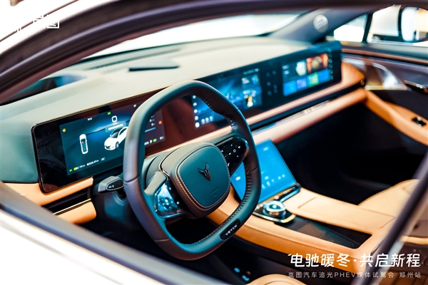 同级唯一百万级魔毯悬架、最长262km纯电续航！岚图追光PHEV试驾