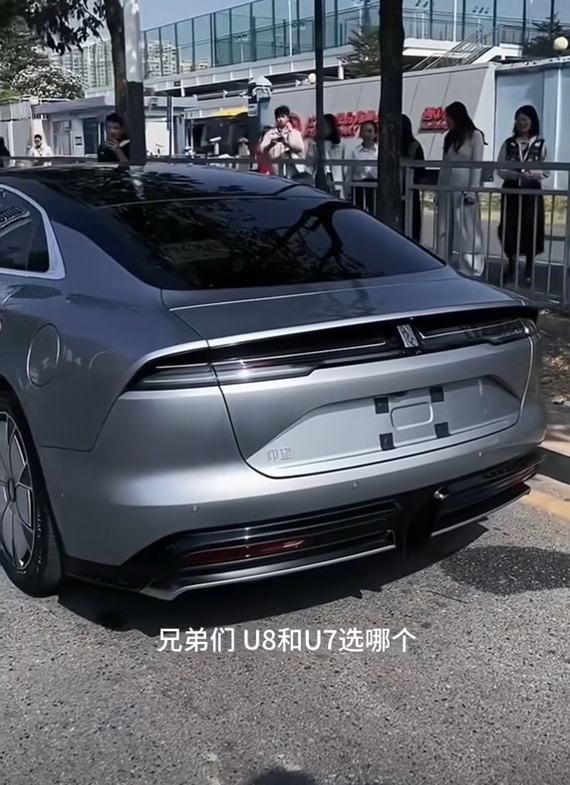 比亚迪首款百万级轿车仰望U7实车曝光  博主：霸气不亚于BBA旗舰