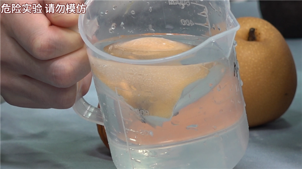 尔滨冻梨又黑又甜 为啥你冰箱冻出来的是坏的