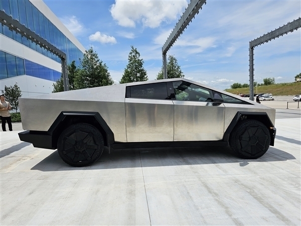 特斯拉Cybertruck全国巡展来了！马斯克：在中国很难合法上路