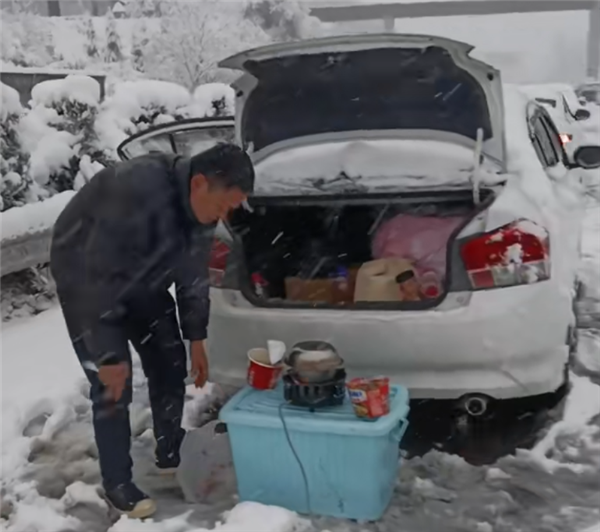湖南暴雪车辆被堵高速一整夜 司机下车煮泡面羡煞旁人