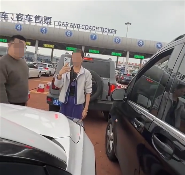 奔驰欲加塞男子拦车砸引擎盖还骂人 网友怒了：呼吁官方尽快处理