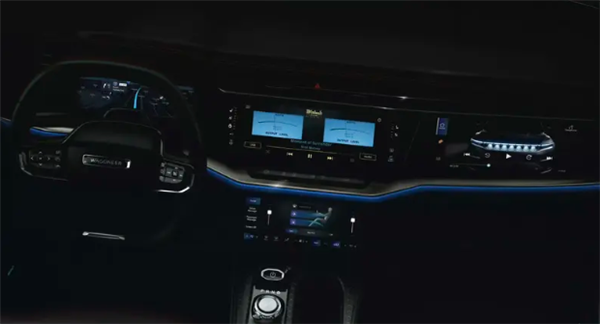 四块大屏上车！Jeep首款纯电SUV 内饰曝光：有望秋季发布
