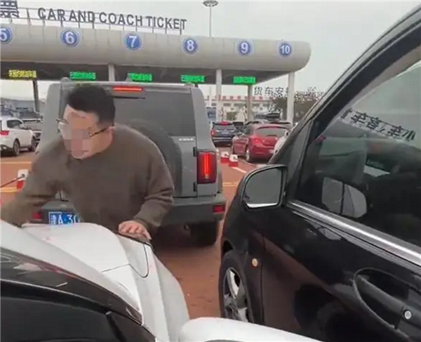 奔驰车男子插队砸车 警方行拘10日罚款500：网友称车主是大学老师 官方回应